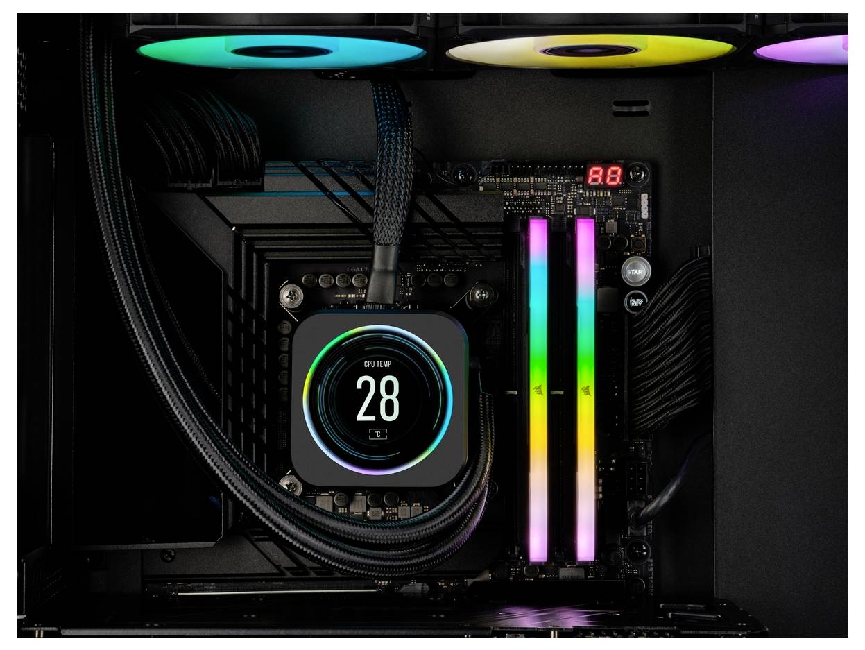 Obudowa komputera z podświetlanymi wentylatorami LED, chłodnica procesora wskazuje 28 stopni, dwa podświetlane sloty RAM w technologii RGB oraz wyświetlacz LED z numerami.