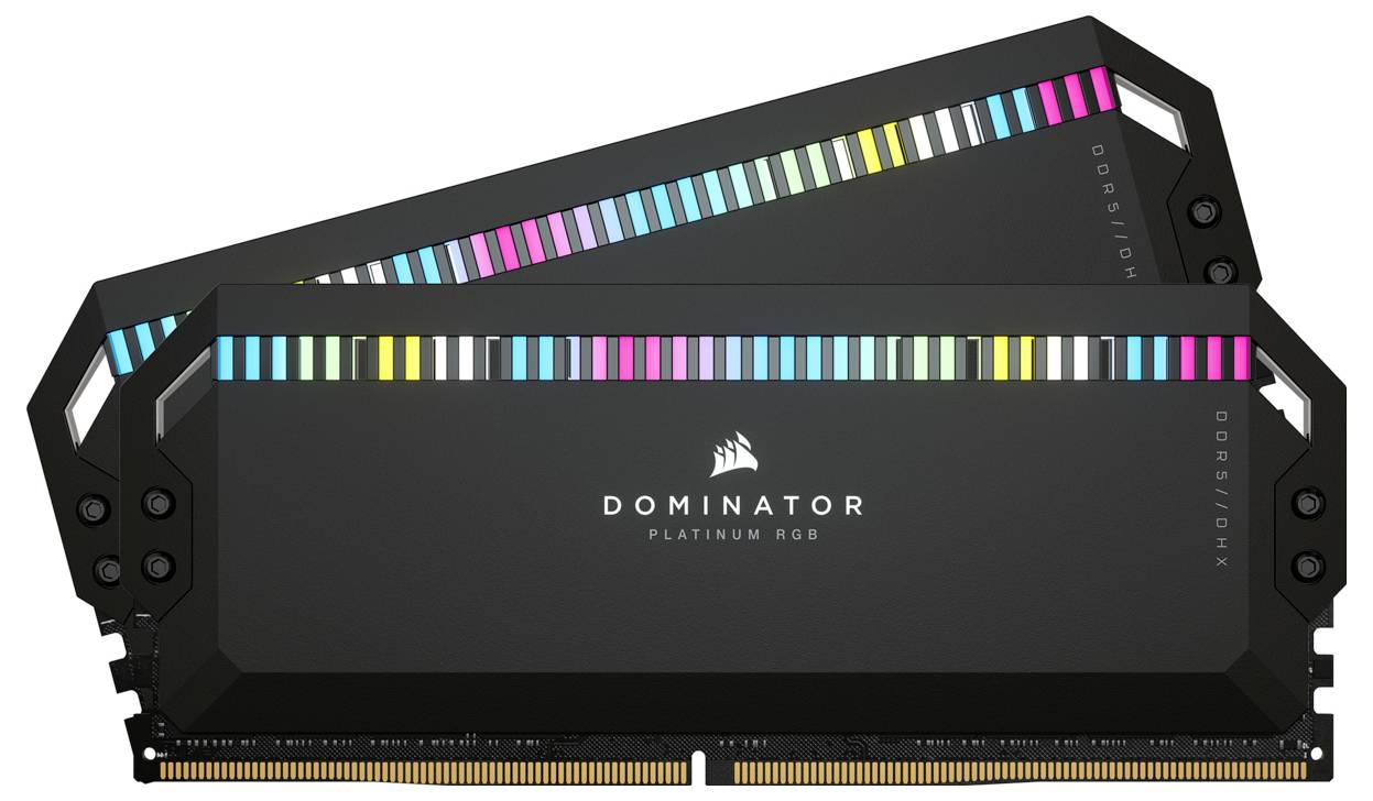 Dwa moduły pamięci RAM Corsair Dominator Platinum RGB. Mają czarną powierzchnię z kolorowymi diodami LED na górnej krawędzi.