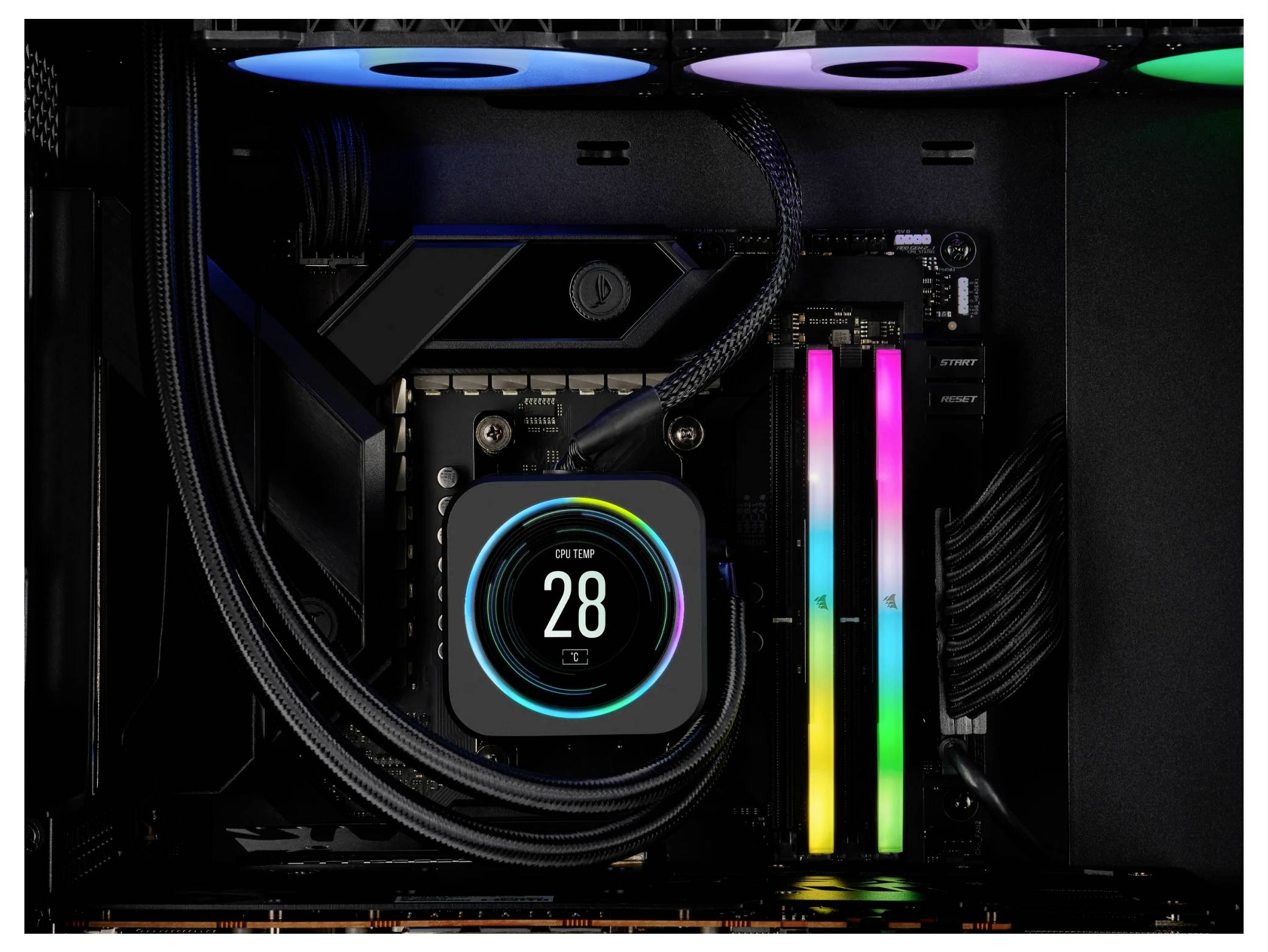 Komputer do gier z widocznym chłodzeniem wodnym i podświetleniem RGB; wyświetlacz temperatury wskazuje 28 stopni Celsjusza.