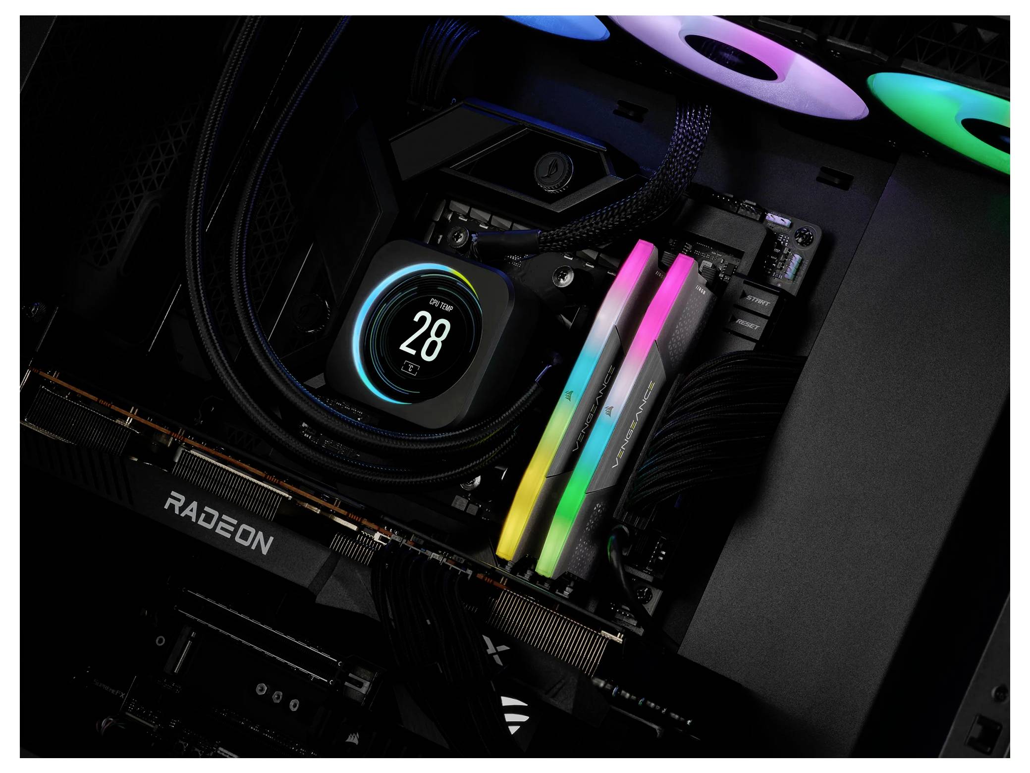 Wnętrze komputera z podświetlanymi modułami RAM i chłodzeniem procesora. Wyświetlacz na chłodnicy wskazuje '28°C'. Podświetlenie LED w różnych kolorach.