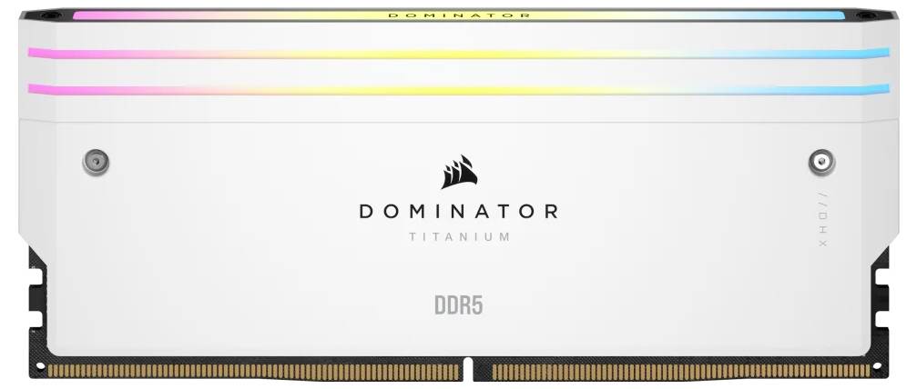 Moduł pamięci DDR5-RAM 'Dominator Titanium' z paskiem świetlnym w wielu kolorach. Przeważnie białe wzornictwo z czarnym logo.