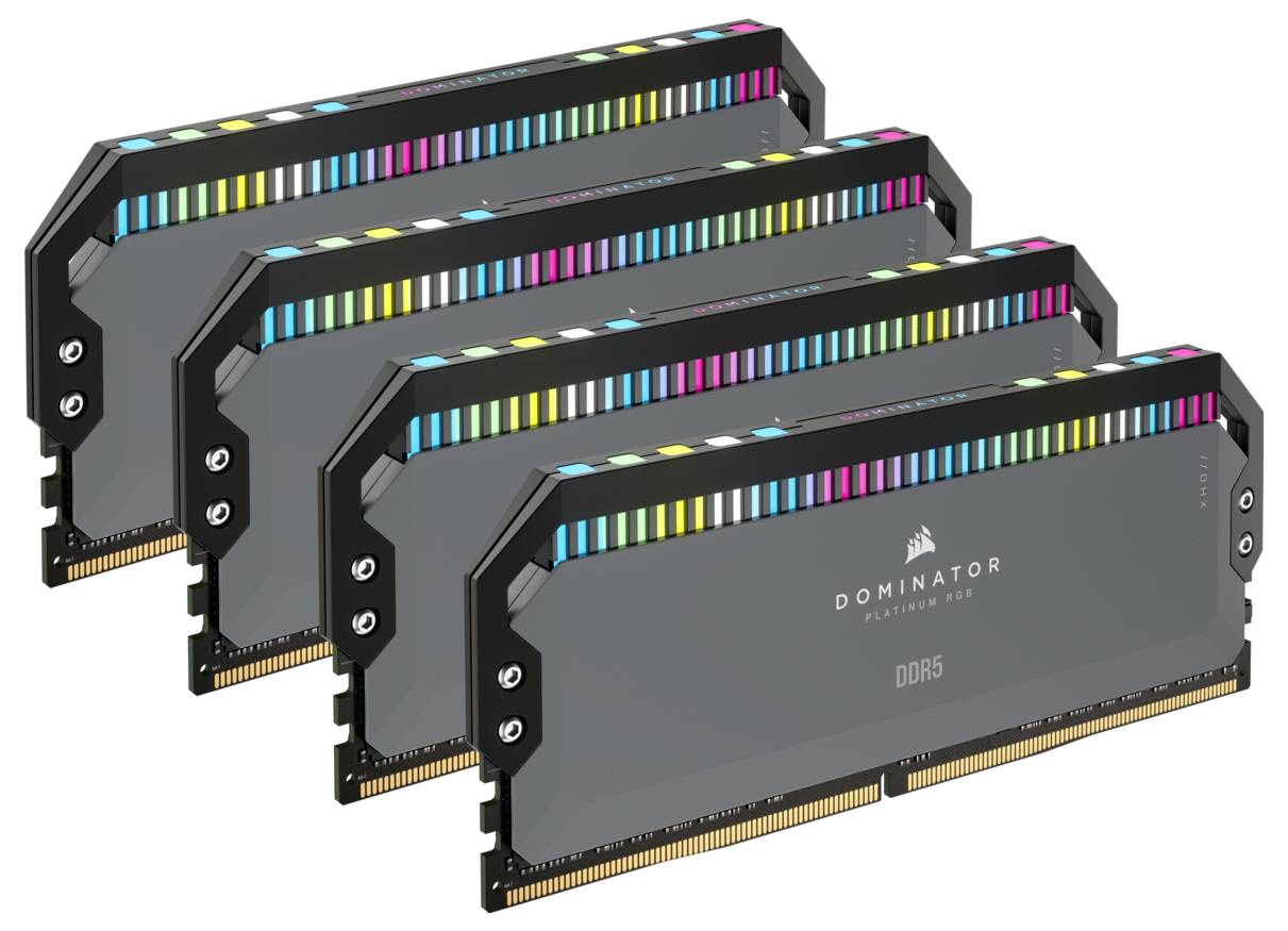 Cztery moduły RAM z podświetleniem RGB z napisem 'DOMINATOR DDR5', odpowiednie do wydajnych komputerów.