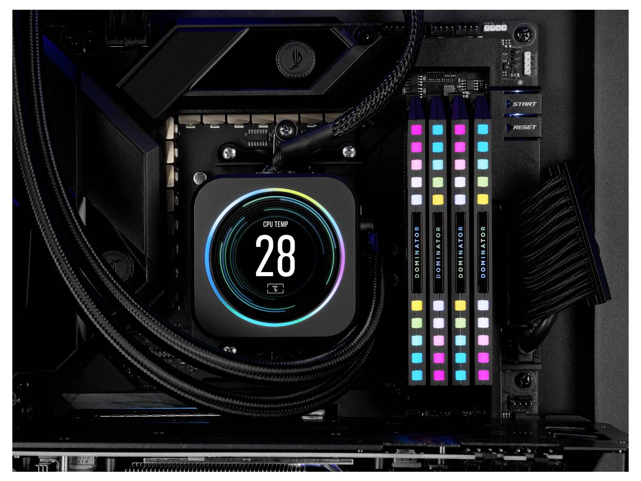 Zbliżenie wnętrza komputera z podświetlonymi podzespołami. Wyświetlacz pokazuje 'Temp CPU 28', wskazując temperaturę.