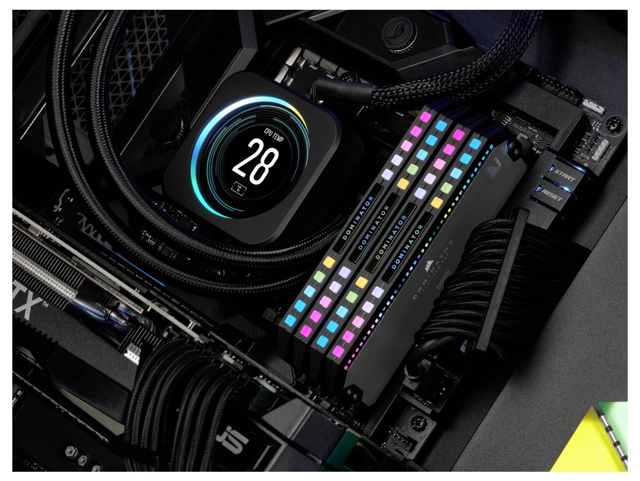 Wnętrze komputera z podświetlaną na RGB pamięcią RAM i chłodnicą procesora, która wskazuje temperaturę 28 stopni Celsjusza.