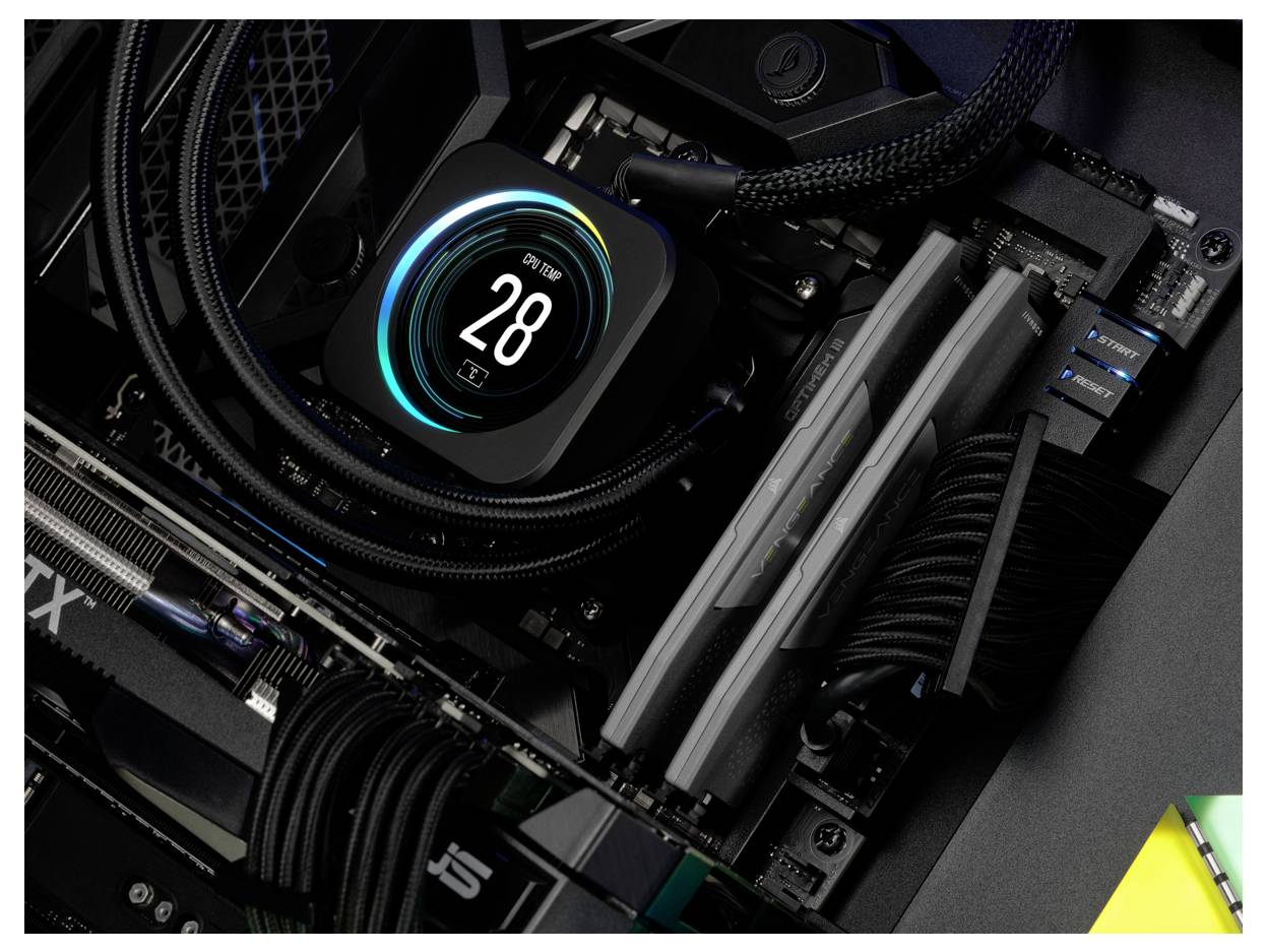 Widok wewnętrzny komputera z chłodnicą procesora wskazującą temperaturę 28°C. Widocznych jest kilka przewodów i komponentów.