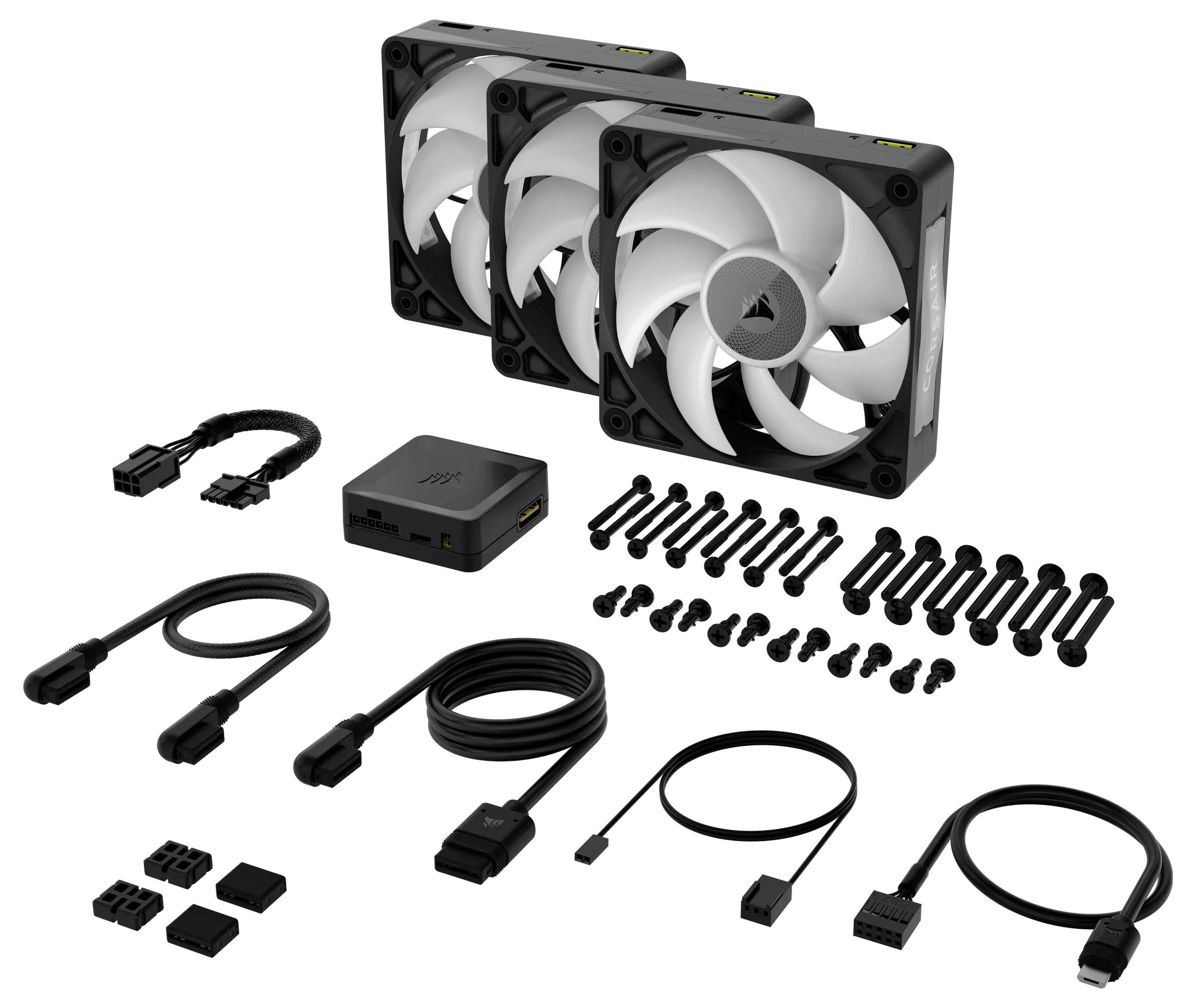 Trzy czarne wentylatory komputerowe, kable i akcesoria, takie jak śruby i adaptery, rozłożone na białym tle.