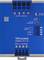 Jednostka zasilająca 'TDK-Lambda DRB960-24-3-A1'. Niebieska przednia ścianka z opisami złączy oraz wskaźnikami LED statusu prądu stałego i przeciążenia.