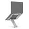 Szary laptop na regulowanym stojaku, który podnosi ekran, aby wspomóc ergonomiczną pracę.