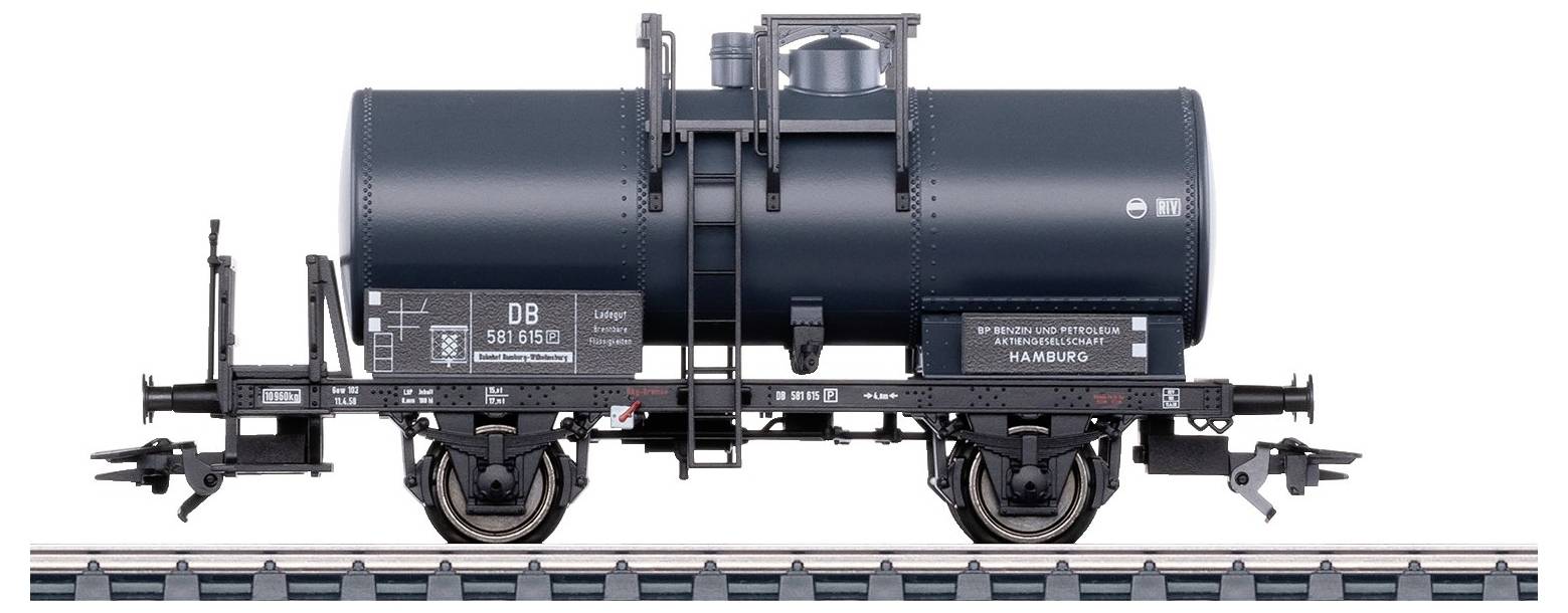 Modelowy wagon towarowy: czarny wagon cysterna z napisem 'DB', stojący na torach.