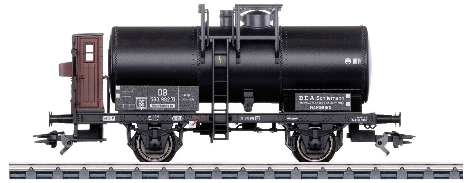 Czarny kolejowy wagon cysterna DB z brązową budką hamulcowego, stojący na torach, zbliżenia ukazują napisy i logo.