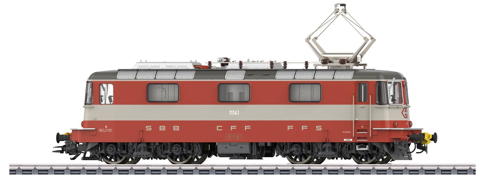 Czerwono-szara lokomotywa Szwajcarskich Kolei Federalnych (SBB) na torach, widziana z boku. Posiada dach z pantografem.