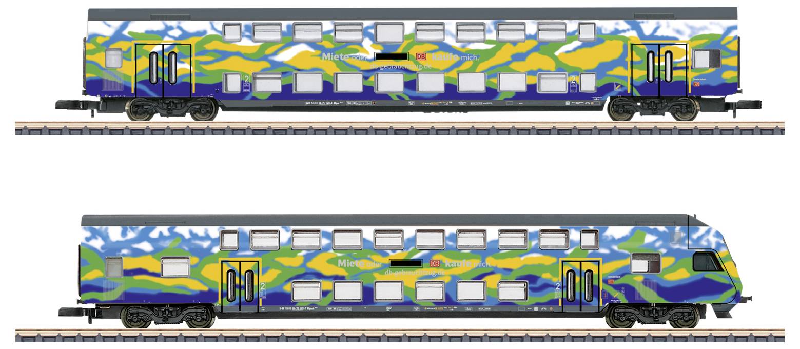 Dwa modele dwupoziomowych wagonów kolejowych w kolorowych barwach, umieszczone na torach, prezentują widok z boku pociągu pasażerskiego.