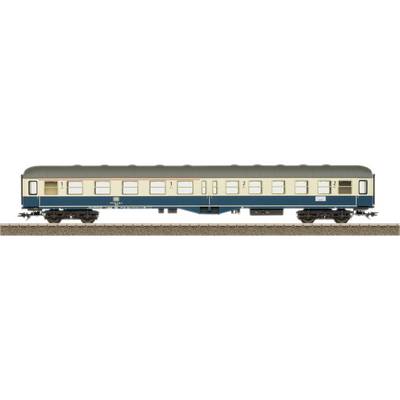 Model wagonu osobowego Deutsche Bundesbahn, w kolorach niebieskim i beżowym, z numerem dwa oznaczającym drugą klasę, na torach.
