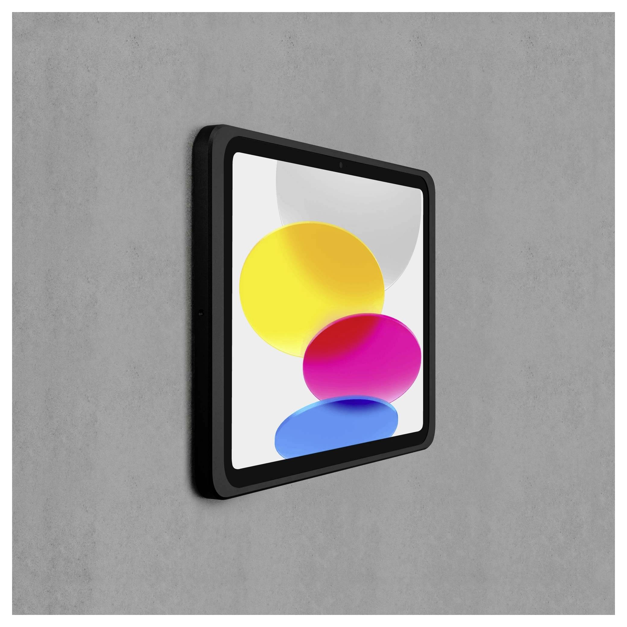 Tablet wisi na szarej ścianie i wyświetla obraz przedstawiający trzy kolorowe, nakładające się na siebie koła w kolorach żółtym, różowym i niebieskim.
