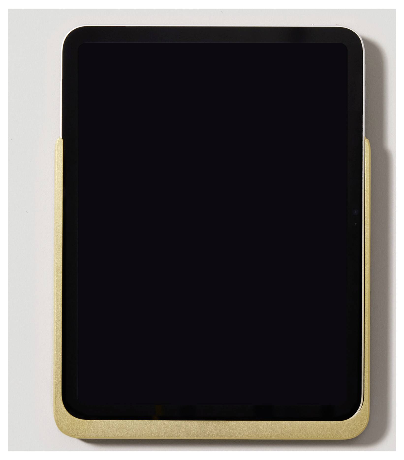 Tablet z czarnym ekranem stoi w jasnobrązowym drewnianym stojaku. Tablet jest wyłączony lub w trybie uśpienia.