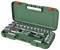 Zestaw narzędzi z grzechotką, nasadkami i przedłużkami w różnych rozmiarach. Wszystko jest starannie ułożone w zielonym pudełku.