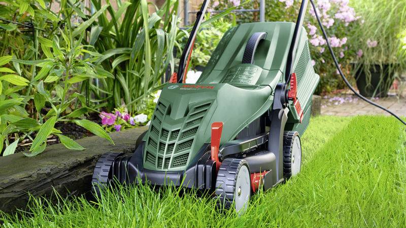 Електрична газонокосарка Bosch Home and Garden UniversalRotak 37-550 1400 Вт Максимальна ширина скошування 370 мм