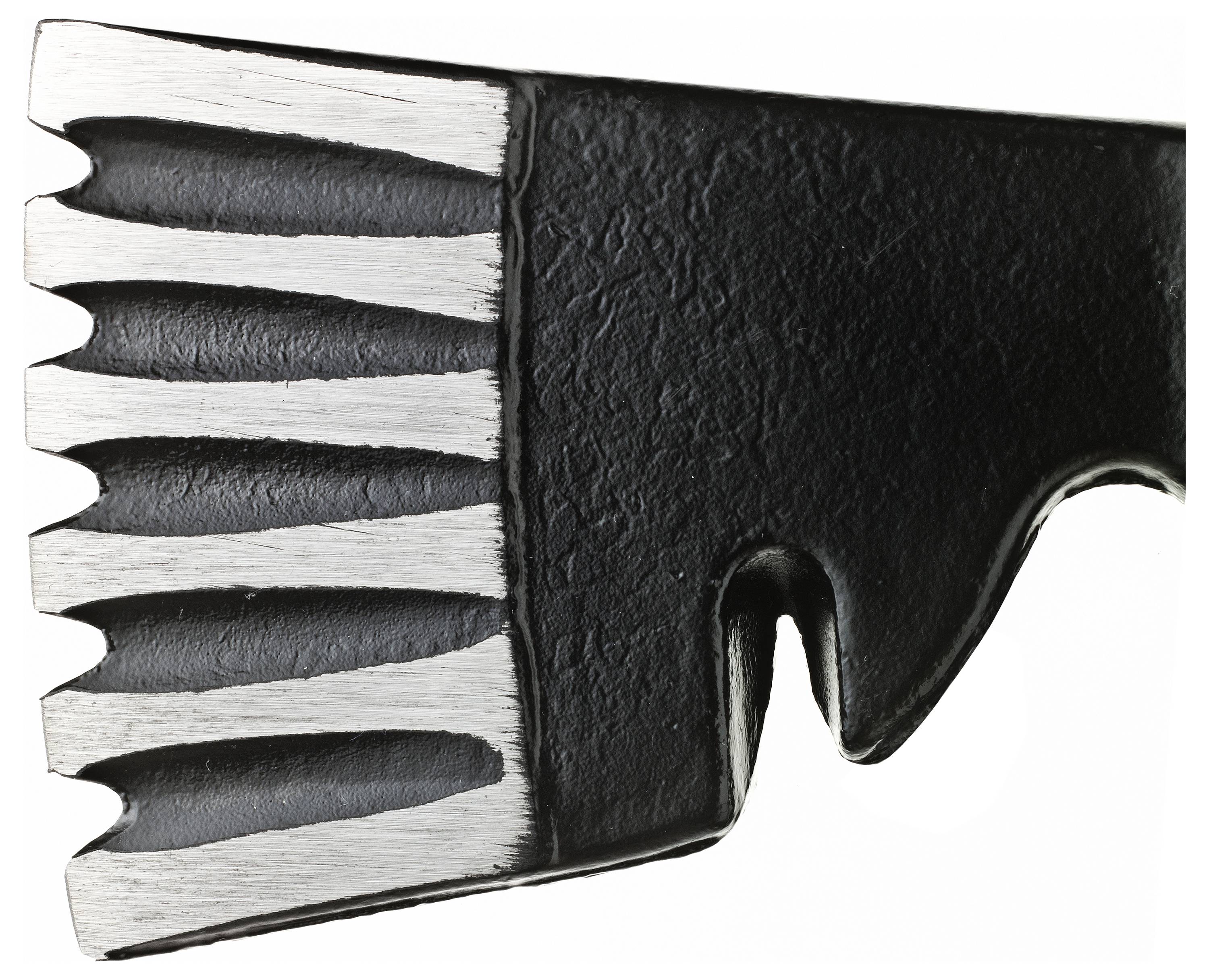 Zbliżenie narzędzia metalowego o ośmiu krawędziach z charakterystycznym uzębieniem. Połyskująca powierzchnia i asymetryczny kształt podkreślają szczegóły funkcjonalne.