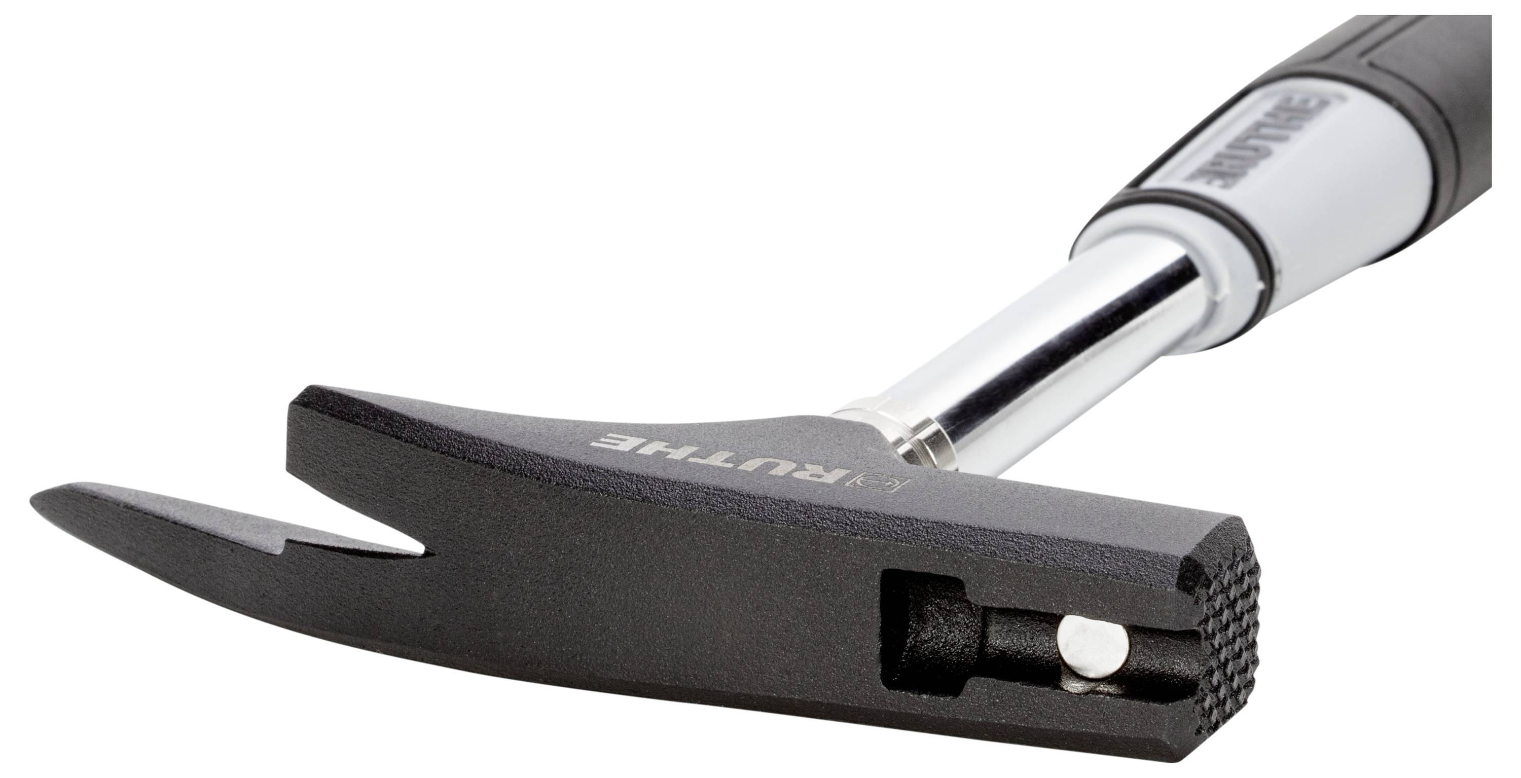 Czarny młotek z pazurem i ergonomicznym uchwytem leży skośnie na białej powierzchni.