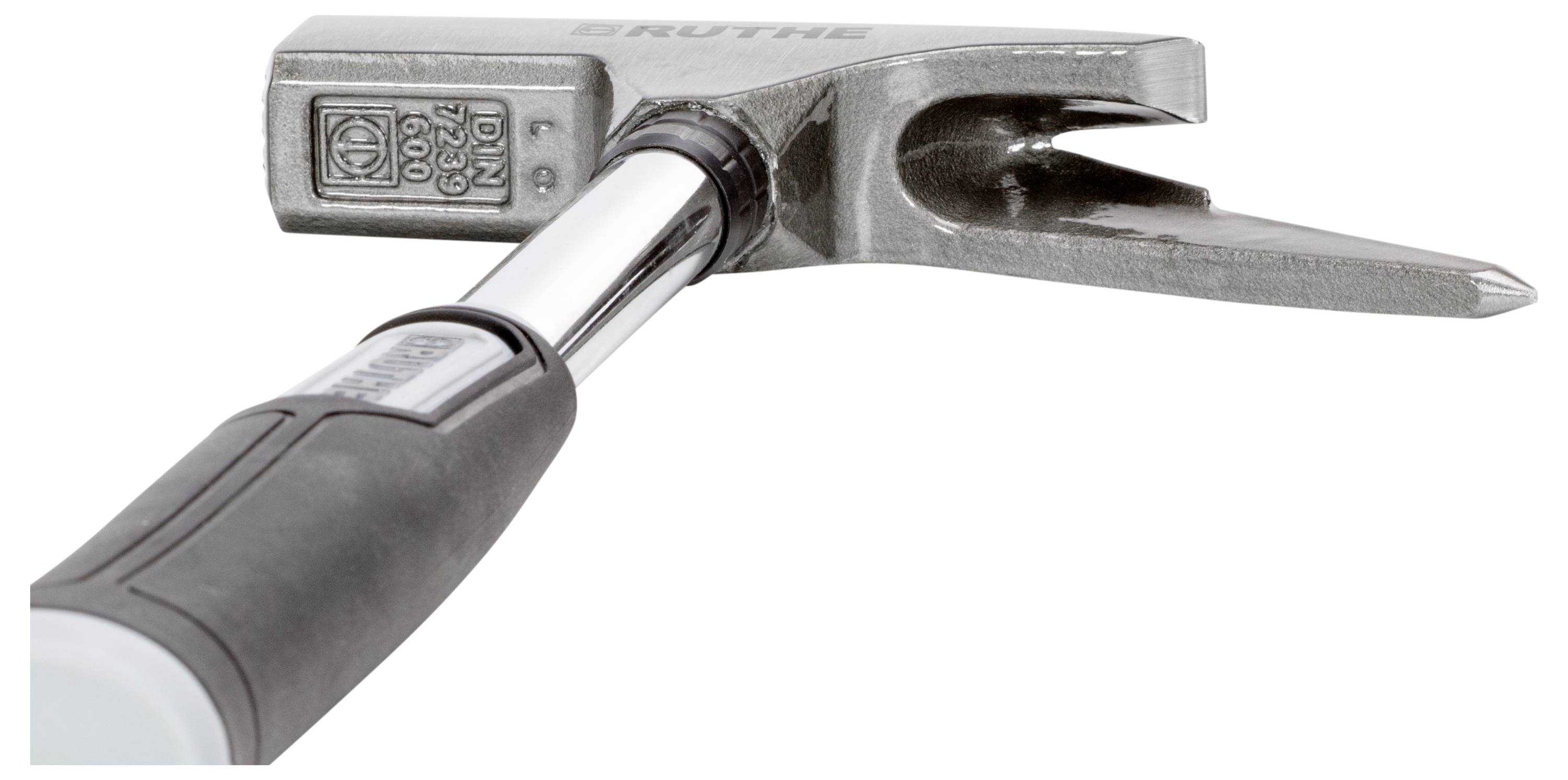 Srebrny młot stolarski z wyciągaczem gwoździ. Rękojeść jest czarna i ergonomicznie ukształtowana.