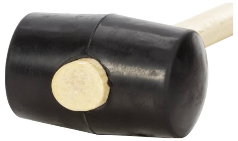 Czarny młotek gumowy z beżowym drewnianym uchwytem. Głowica młotka jest cylindryczna i gładka, odpowiednia do delikatnych zastosowań.