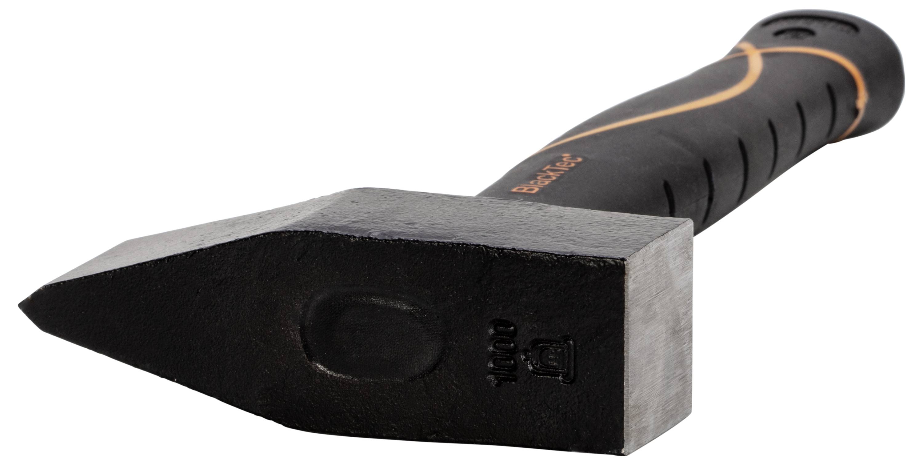 Czarny młot udarowy z pomarańczowym akcentem na rękojeści leży skośnie, ukazując metalową główicę z płaską powierzchnią uderzeniową.