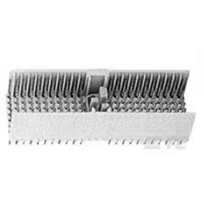 Metalowy radiator z licznymi żeberkami do odprowadzania ciepła, najczęściej stosowany w urządzeniach elektronicznych do chłodzenia podzespołów.