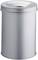 Srebrny metalowy kosz na śmieci z zaokrąglonym wieczkiem i centralnym otworem na odpady.