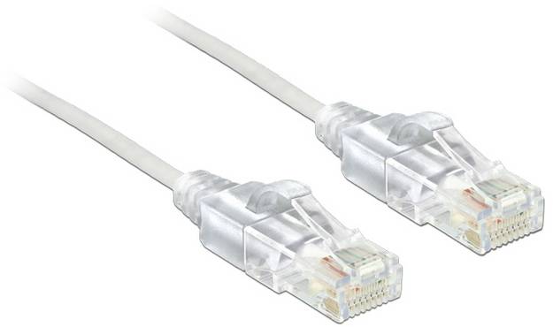 Dwa przezroczyste kable Ethernet z wtykami RJ45 leżą obok siebie na białym tle.