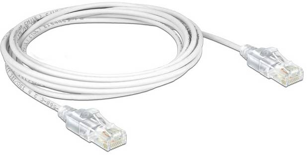 Biały kabel Ethernet z wtykami RJ45 na obu końcach, zwinięty na płaskiej powierzchni.