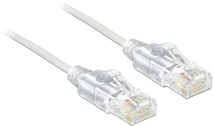 Dwa przezroczyste kable sieciowe Ethernet z wtyczkami RJ45 leżą obok siebie na białym tle. Nadają się do połączeń sieciowych.