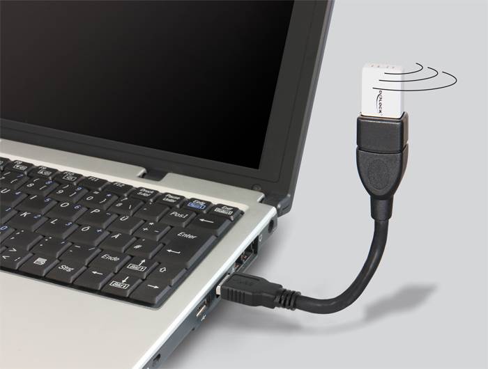 Urządzenie USB z adapterem bezprzewodowym jest podłączone do laptopa.