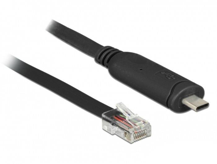 Czarny kabel USB-C leży obok wtyczki Ethernet na białym tle.