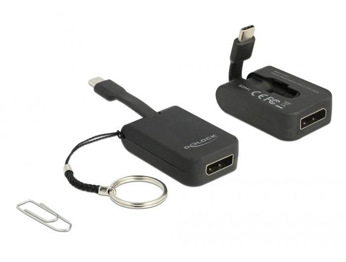 Dwa czarne adaptery HDMI z gniazdem USB-C, jeden z pętlą na kabel i kółkiem na klucze. Obok leży spinacz biurowy.