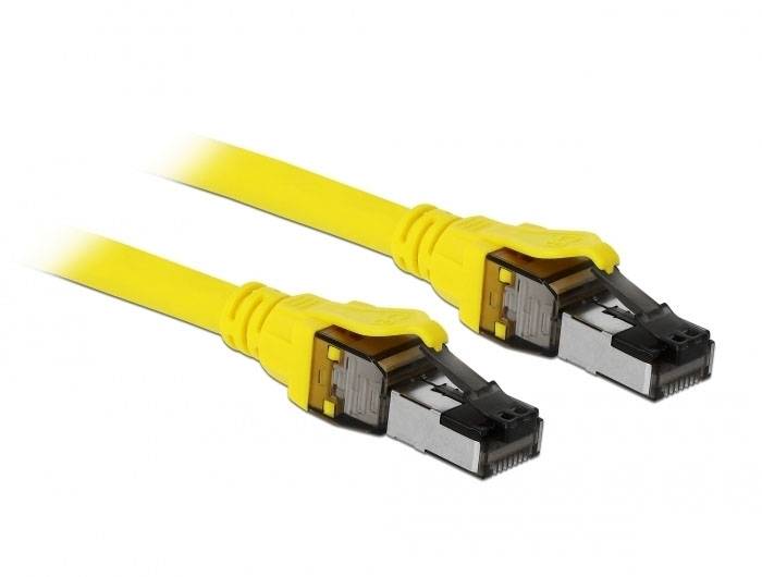 Dwa żółte kable Ethernet z metalowymi wtyczkami leżą obok siebie, ukazane na zdjęciu.