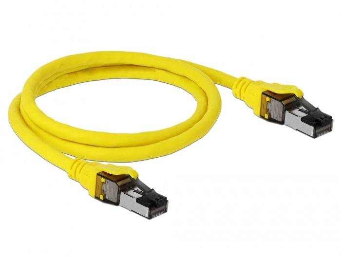 Żółty kabel sieciowy z obustronnym wtykiem RJ45, odpowiedni do połączeń Ethernet.