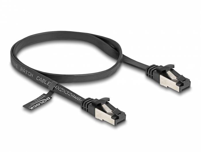 Czarny kabel krosowy Ethernet z ekranowanymi wtykami RJ45; przeznaczony do transmisji danych w sieciach.