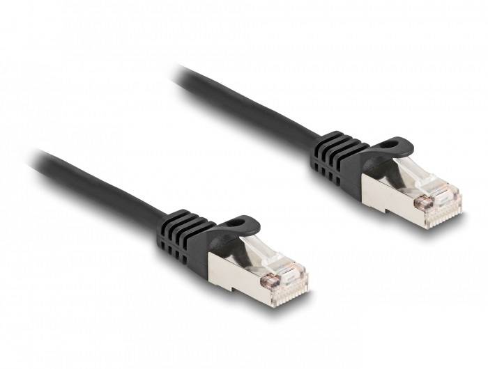 Czarny kabel Ethernet z dwoma wtykami RJ45 prezentuje złącza służące do podłączania urządzeń sieciowych.