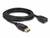 Czarny kabel DisplayPort zwinięty w krąg, z końcówkami męską i żeńską, leży na białym tle.