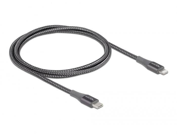 Pleciony kabel USB-C do Lightning z czarną wtyczką na białym tle, używany do ładowania i transferu danych.