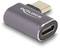 Adapter USB-C w orientacji poziomej z obudową wykonaną z srebrnego metalu, oznaczony logo firmy. Po jednej stronie posiada złącze USB-C.