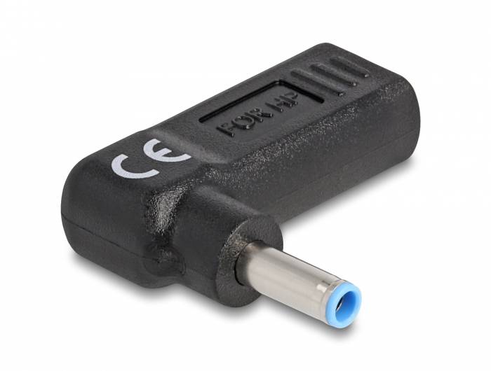 Czarny wtyk adapter z oznaczeniem CE, o prostokątnym kształcie i metalowym styku, stosowany do urządzeń elektronicznych.