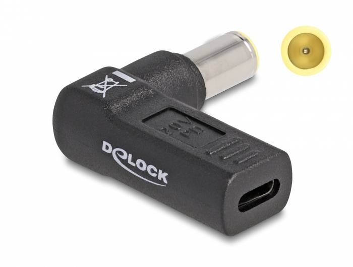 Adapter 'Delock' z gniazdem USB-C i wtykiem przewodu zasilającego. Obudowa kwadratowa, w kolorze czarnym, przeznaczony do zasilania. Miniaturowy widok wtyczki z góry.