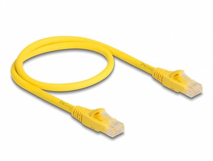 Kabel sieciowe Ethernet, żółty, z wtykami RJ45 na obu końcach, używany do połączeń sieciowych, na białym tle.