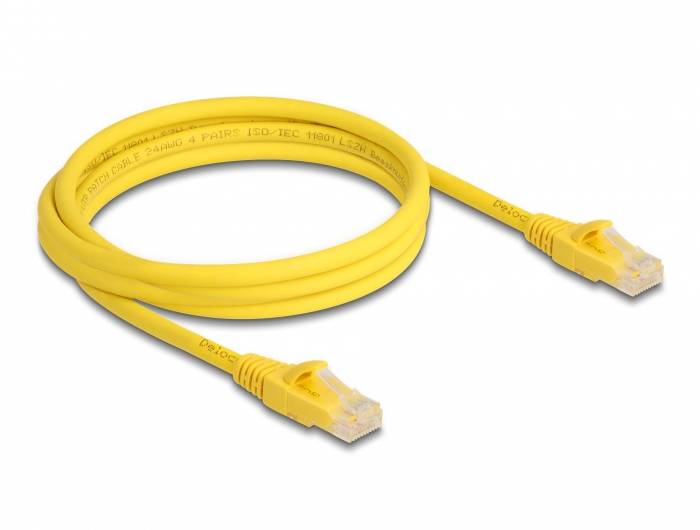 Żółty kabel Ethernet z wtykami RJ45 na obu końcach, powszechnie stosowany w połączeniach sieciowych.
