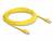 Żółty kabel sieciowy z wtykami RJ45, zwinięty na białym tle.