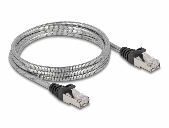 Srebrzyste kabel sieciowy z dwoma wtyczkami RJ45 na końcach, przedstawiony na białym tle.