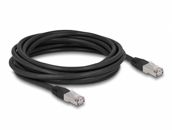 Czarny kabel Ethernet z wtykami RJ45 na obu końcach. Odpowiedni do połączeń sieciowych w biurach lub sieciach domowych.