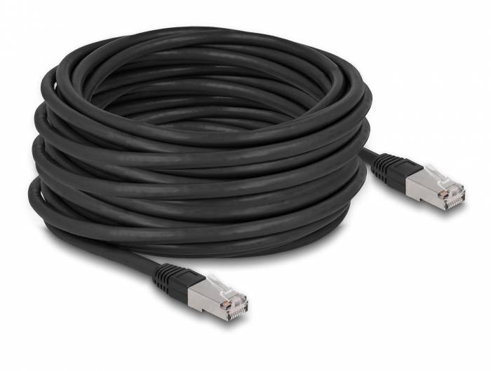 Czarny kabel Ethernet z wtyczkami RJ45 na obu końcach, zwinięty w stos.