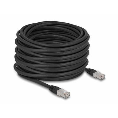 Długi, czarny kabel sieciowy, starannie zwinięty, z dwoma metalowymi wtyczkami na końcach. Idealny do połączeń Ethernet.